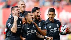 Sejumlah pemain Liverpool merayakan gol yang dicetak oleh Philippe Coutinho ke gawang Stoke pada laga Liga Premier Inggris di Britannia Stadium, Inggris, Minggu (9/8/2015). Stoke kalah 0-1 dari Liverpool. (Reuters/Darren Staples) 