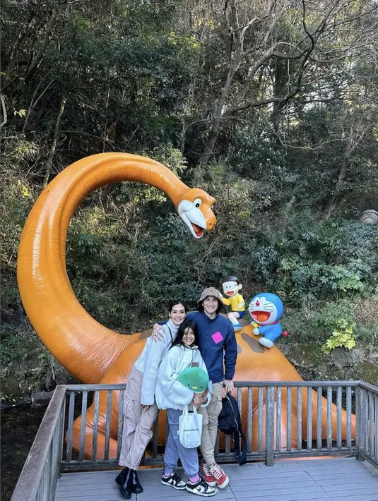 Dapat terlihat, paduan nuansa netral menjadi kunci dari penampilan Marsha Timothy untuk menikmati musim dingin dengan penuh gaya.  [Foto: Instagram/ Marsha Timothy]