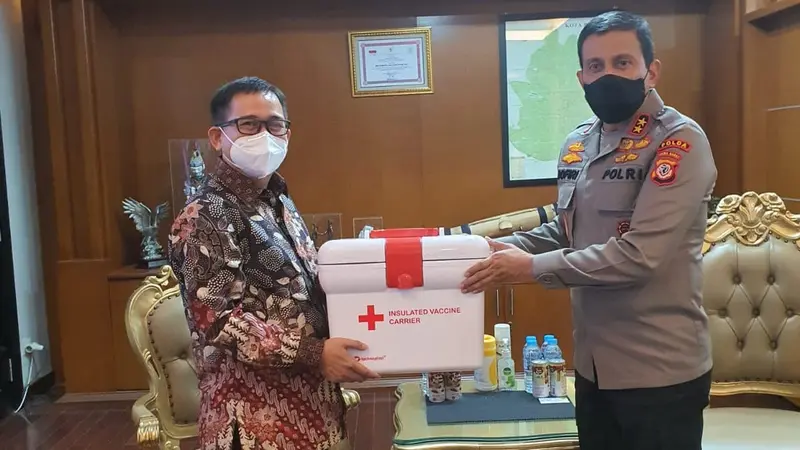PTPP menyerahkan bantuan sejumlah 30 unit Vaccine Carrier kepada Kepolisian Daerah Provinsi Jawa Barat (Polda Jabar).