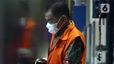 Bupati nonaktif Banjarnegara Budhi Sarwono berjalan ke mobil tahanan usai pemeriksaan lanjutan di Gedung Merah Putih KPK, Jakarta, Jumat (1/10/2021). Budhi merupakan tersangka dugaan korupsi pengadaan barang dan jasa di lingkungan Pemkab Banjarnegara TA 2017-2018. (Liputan6.com/Helmi Fithriansyah)