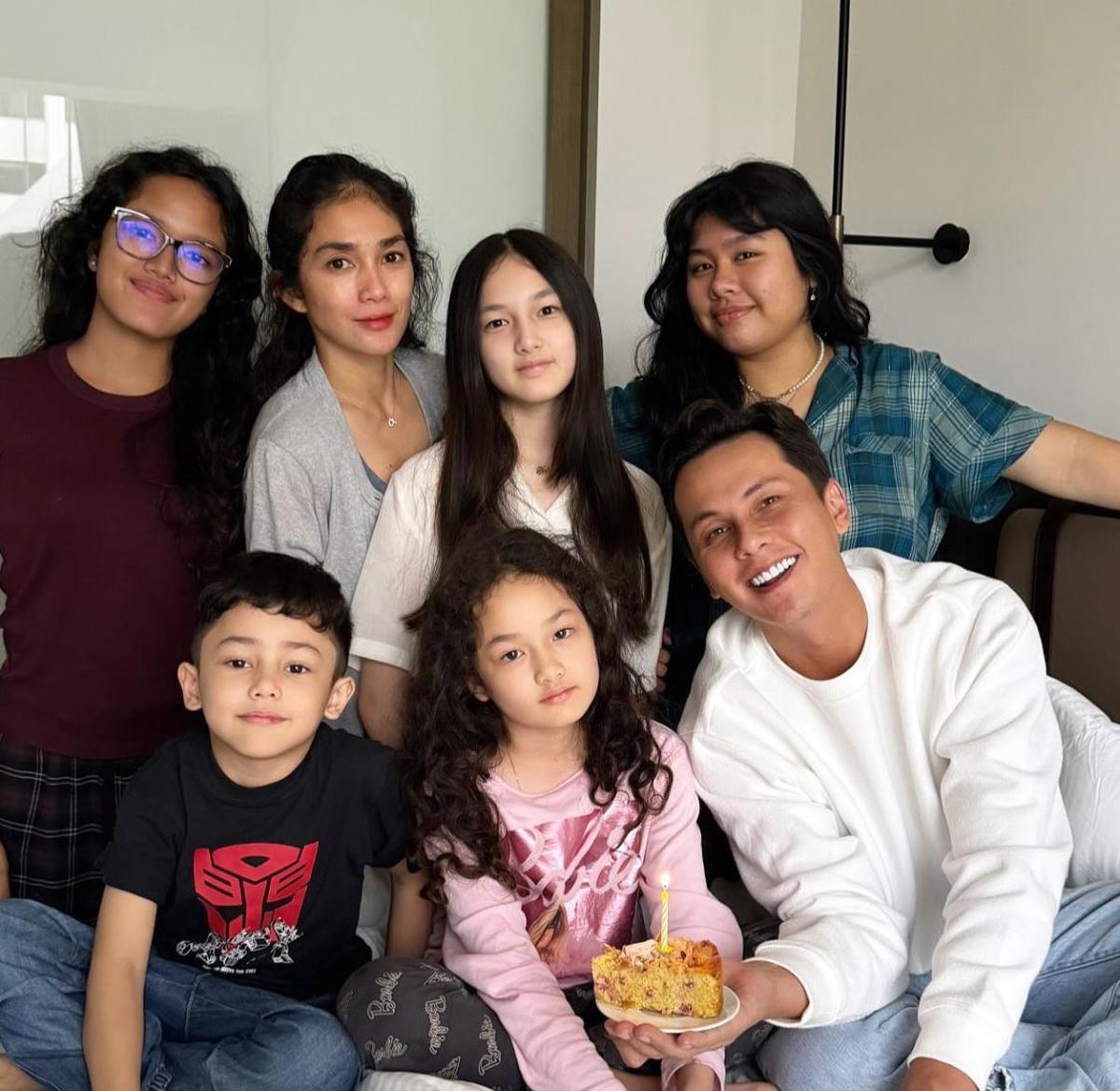 7 Potret Momen Kehangatan Keluarga Andhika dan Ussy, Bukti Cinta yang Makin Erat dengan Anak-anak