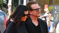 Bono U2 dan Ali Hewson tiba di karpet merah untuk Festival Film Sarajevo ke-27, di depan Teater Nasional Bosnia pada 15 Agustus 2021. (ELVIS BARUKCIC / AFP)