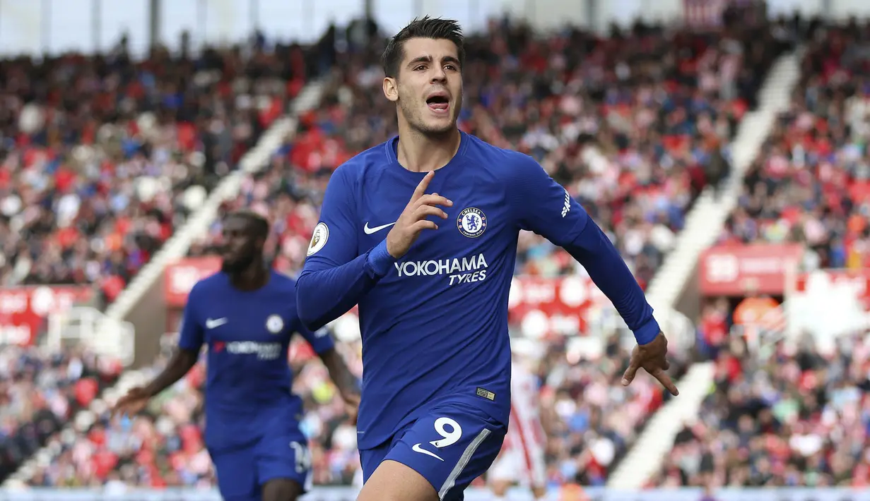Striker Chelsea, Alvaro Morata, melakukan selebrasi usai mencetak gol ke gawang Stoke City pada laga Premier League, di Stadion Bet365, Sabtu (23/9/2017). Chelsea menang 4-0 atas Stoke City. (AP/Nigel French)