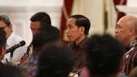 Presiden RI, Joko Widodo, berdiskusi dengan perwakilan klub dan Asprov PSSI untuk mencari jalan keluar permasalahan sepak bola Indonesia di Istana Merdeka, Jumat (15/4/2016). (Bola.com/Nicklas Hanoatubun)