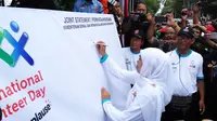 Mensos Khofifah Indar Parawansa mendeklarasikan Yogyakarta sebagai Kota Relawan pada peringatan pertama International Volunteer Day di kawasan Titik Nol Kilometer, Minggu (4/12/2016). (Liputan6.com/Switzy Sabandar)