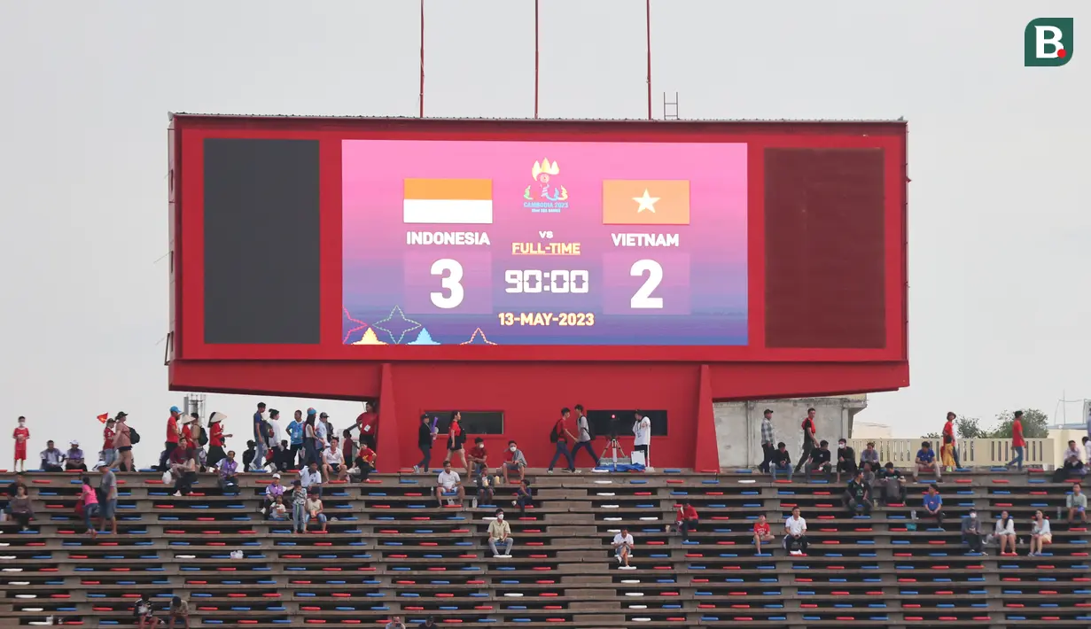 <p>Papan skor yang menunjukkan skor akhir 3-2 untuk kemenangan Timnas Indonesia U-22 atas Vietnam pada laga semifinal cabor sepak bola SEA Games 2023 di Olympic National Stadium, Phnom Penh, Kamboja, Sabtu (13/5/2023). (Bola.com/Abdul Aziz)</p>