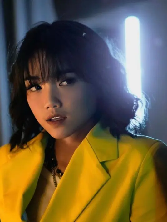 Tak lupa aksesoris berupa cincin yang tersemat di jari-jari tangannya. (Instagram/Fuji_an).