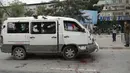 Kondisi kendaraan yang terkena serangan bom di dekat gedung Kedubes AS di Kabul, Afghanistan, Rabu (3/5). Bom tersebut menyerang konvoi koalisi NATO yang melintas tak jauh dari gedung Kedubes AS. (AP Photos / Massoud Hossaini)