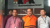 Komisi Pemberantasan Korupsi (KPK) menahan anggota DPRD Kota Malang Bambang Sumarto. (Liputan6.com/Lizsa Egeham)