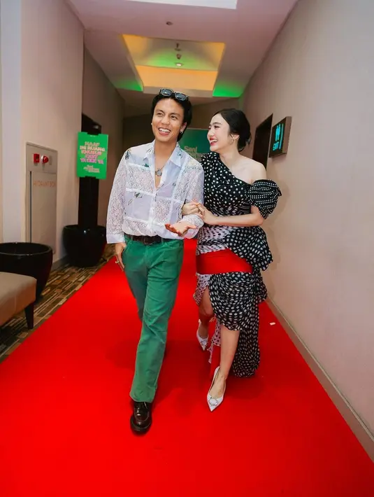 Kain satin merah di bagian rok jadi aksen mencolok sekaligus netralkan tampilan monokrom [@febbyrastanty]