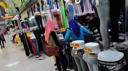 Di kawasan Blok M aktivitas sejumlah pedagang telah dimulai kembali usai libur Lebaran, Jakarta, Jumat (1/8/14). (Liputan6.com/Faizal Fanani)