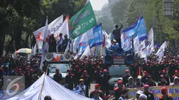 Buruh melakukan orasi diatas mobil menuju Istana Merdeka, Jakarta, Kamis (29/10/2015). Buruh menuntut agar Presiden Joko Widodo mencabut Peraturan Pemerintah Nomor 78 Tahun 2015 tentang Pengupahan. (Liputan6.com/Gempur M Surya)