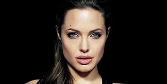 Kehidupan Angelina Jolie setelah menggugat cerai Brad Pitt tahun lalu nampaknya semakin tidak karuan. Lantaran mengurus anak-anaknya seorang diri, kini kabarnya kehidupan Jolie mengalami kebangkrutan.  (Instagram/angelinajolieofficial)