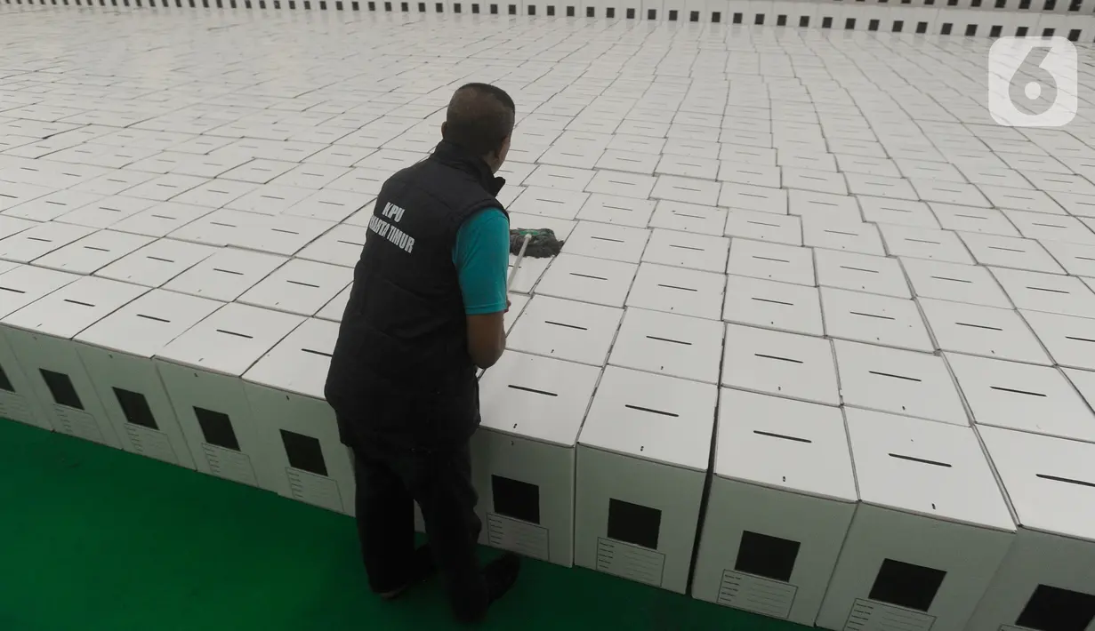 Petugas PPSU membawa kotak suara yang akan didistribusikan ke setiap kelurahan di Gudang Logistik PPK (Panitia pemungutan Kecamatan) di GOR Matraman, Jakarta Timur, Kamis (21/12/2023). (merdeka.com/Arie Basuki)