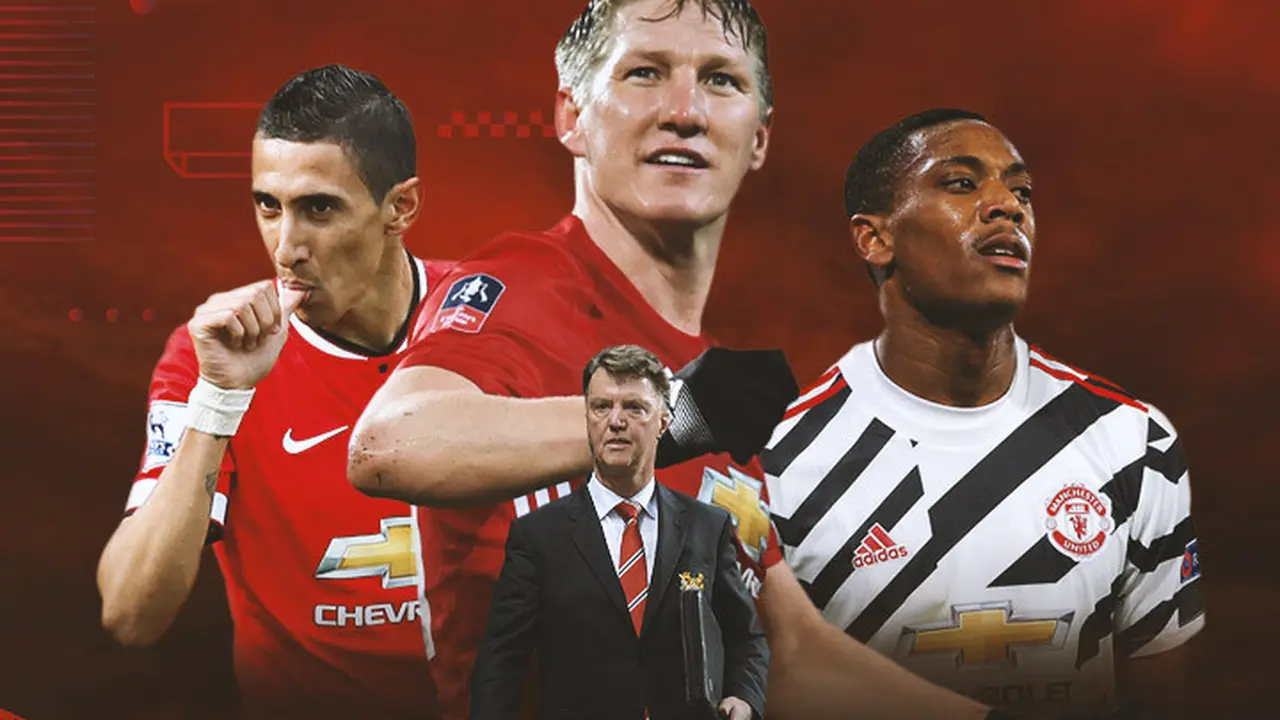 Manchester United - Luis Van Gaal dikelilingi Angel De Maria, Bastian Schweinsteiger dan Anthony Martial