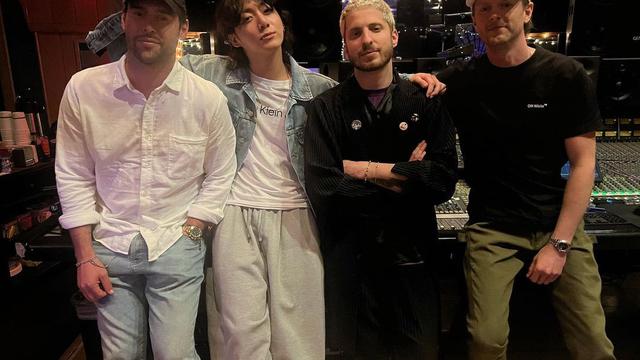 Jungkook BTS di studio musik bersama Scooter Braun, Andrew Watt, dan Cirkut.