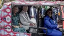 Sebagai gantinya, Charles dan Camilla berpose dengan kendaraan listrik ramah lingkungan di luar Fort Jesus yang bersejarah di Kenya. (Luis Tato/AFP)