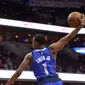 Guard Dallas Mavericks, Dennis Smith Jr melakukan slam dunk pada laga NBA 2017-2018 melawan Washington Wizards di Capital One Arena, Selasa (7/11/2017) atau Rabu (8/11/2017) WIB. (AP Photo/Nick Wass)