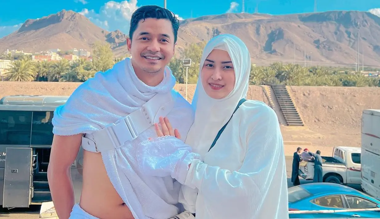 Tampil beda dalam balutan hijab, Angbeen Rishi banjir pujian dari warganet. Makin memesona, tak sedikit yang mendoakan agar Angbeen Rishi bisa mengubah penampilannya dalam balutan hijab. Meski tampil tanpa makeup, tak mengurangi pesona yang dipancarkan oleh bintang sinetron Ganteng-Ganteng Serigala ini. Jilbab besar yang menutupi dada, membuat Angbeen makin terlihat anggun. (Liputan6.com/IG/@angbeenrishi)