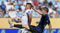 Pemain Fluminense, Thiago Silva dan gelandang Inter Milan Nicolo Barella berebut bola dalam laga babak 16 besar Piala Dunia Antarklub di Charlotte, North Carolina, Selasa (1/7/2025). (AP Photo/Chris Carlson)