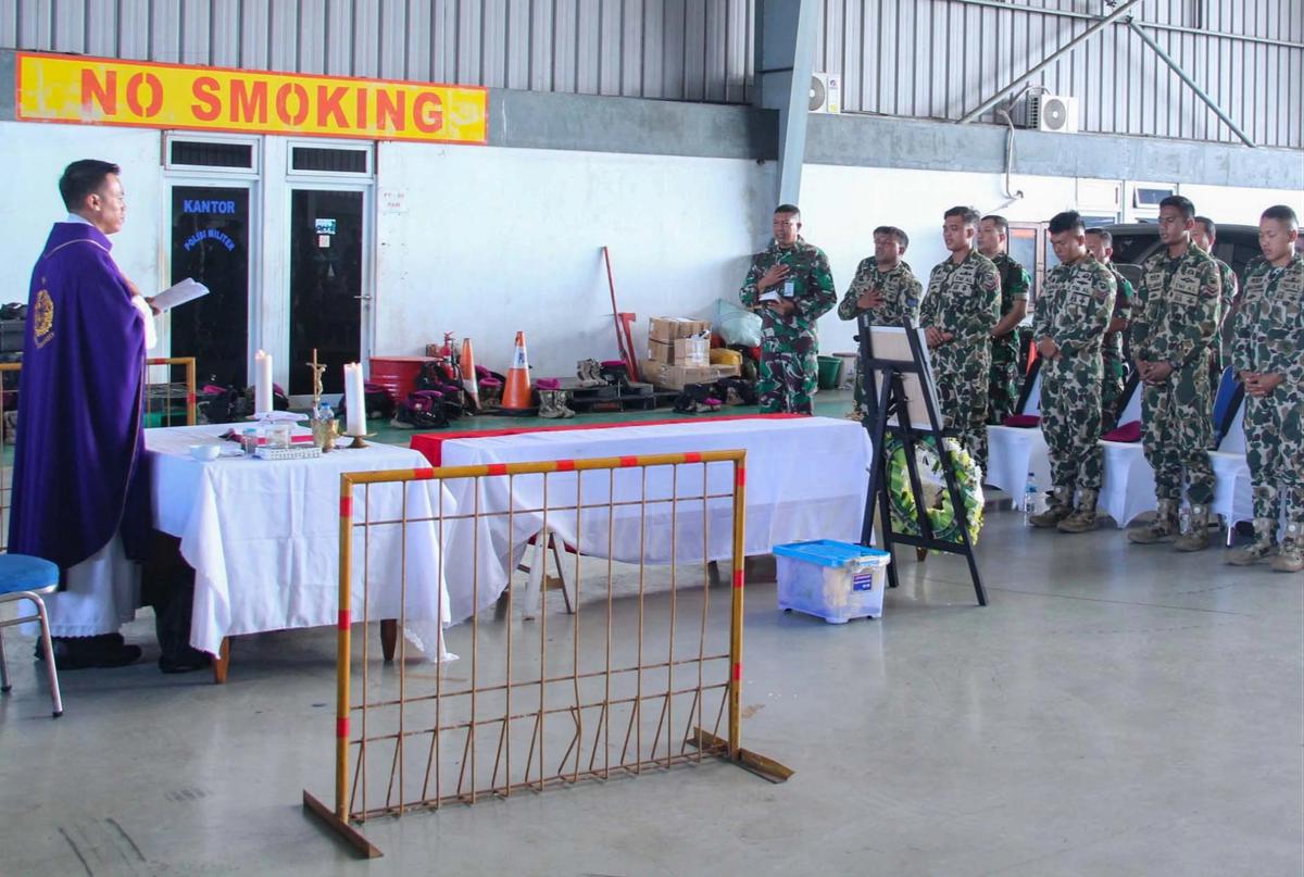 FOTO: Tiga Prajurit Marinir Gugur Akibat Longsor Cisarua Dilepas Secara Milite