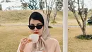 Kerap tampil stylish dengan berbagai outfitnya, Tania Putri pun semakin menawan dengan balutan busana berwarna pastel. Di usianya yang sudah kepala tiga ini ia pun kerap tampil keren dan tidak kalah dengan anak ABG. (Liputan6.com/IG/@taniaputri1707)