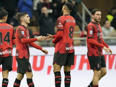 AC Milan berhasil memantapkan posisinya di peringkat ketiga klasemen sementara Serie A Liga Italia 2023/2024 menjelang pergantian tahun setelah menang tipis 1-0 atas Sassuolo pada laga pekan ke-18 di San Siro Stadium, Milan, Sabtu (30/12/2023) malam waktu setempat atau Minggu (31/12/2023) dini hari WIB. Gol tunggal Rossoneri dicetak lewat aksi Christian Pulisic pada menit ke-59. Mengoleksi 36 poin, AC Milan tertinggal 7 poin dari sang runner-up, Juventus dan berjarak 9 poin dari sang pemuncak klasemen, Inter Milan. (AP Photo/Antonio Calanni)