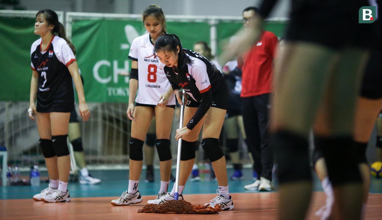 Tak sedikit dari mereka jatuh bangun dan menyeka keringatnya yang tertinggal di atas lapangan. (Bola.com/Bagaskara Lazuardi)