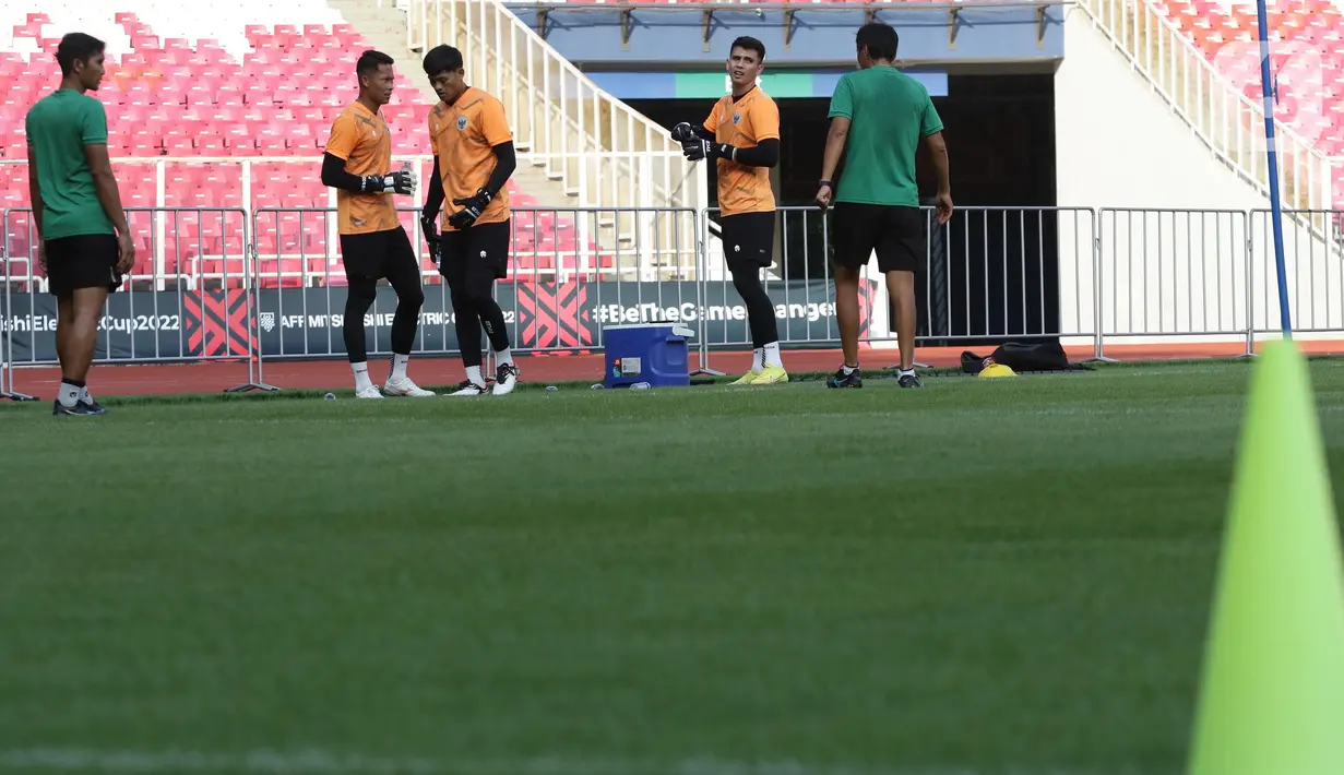 Tiga penjaga gawang timnas Indonesia sesaat sebelum latihan jelang laga perdana Piala AFF 2022 di Stadion Utama Gelora Bung Karno, Jakarta, Selasa (20/12/2022). Sebanyak 23 pemain timnas Indonesia disiapkan pelatih Shin Tae-yong untuk menghadapi laga di turnamen Piala AFF 2022 yang sebelumnya menggelar pemusatan latihan di Bali selama tiga pekan. (Liputan6.com/Helmi Fithriansyah)