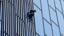 Pemanjat asal Prancis Alain Robert, melihat ke bawah saat memanjat Melia Barcelona Sky Hotel di Spanyol, Senin (12/6). Pria 54 tahun itu menunjukkan aksinya dengan menaklukkan gedung setinggi 116 meter tanpa pengaman. (AP Photo/Manu Fernandez)