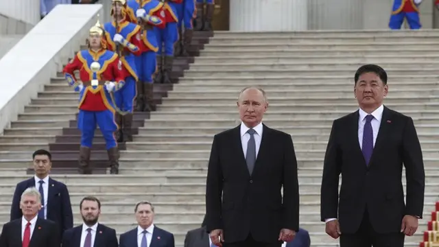 Presiden Rusia Vladimir Putin bersama dengan Presiden Mongolia Ukhnaagiin Khurelsukh pada hari Selasa (3/9/2024) di Lapangan Genghis Khan, yang juga dikenal sebagai Lapangan Sukhbaatar.