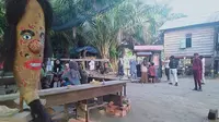 Instalasi topeng Labu di kedai Menapo di Desa Muara Jambi, Kabupaten Muaro Jambi. Era normal baru ini ekonomi kreatif yang digerakan komunitas pemuda tumbuh. (Liputan6.com/Gresi Plasmanto)