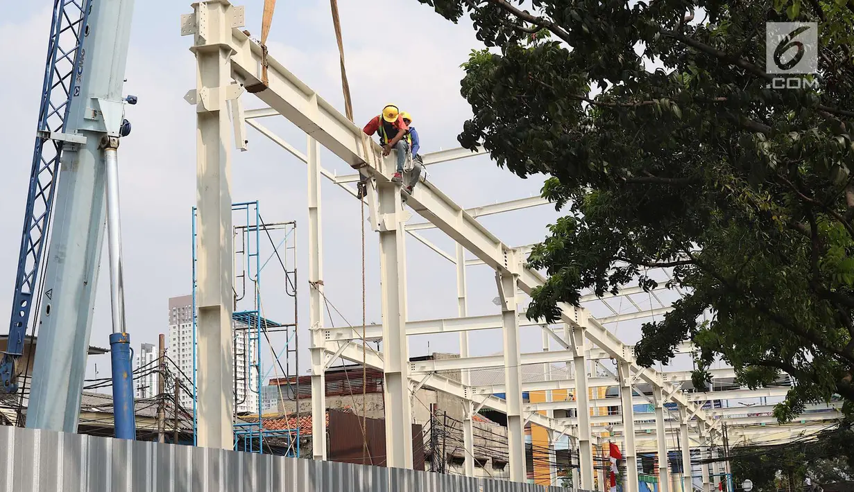 Pekerja menyelesaikan proyek pembangunan Jembatan Penyeberangan Multiguna atau Skybridge di Tanah Abang, Jakarta, Jumat (24/8). Pembangunan skybridge merupakan bagian dari penataan kawasan Tanah Abang tahap kedua. (Liputan6.com/Immanuel Antonius)