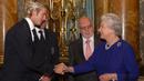 Masih di tahun yang sama pada 19 November, David Beckham kembali mendapat kesempatan bertemu Ratu Elizabeth II dalam rangka kunjungan Tim Nasional Sepak Bola Inggris bersama Asosiasi Sepak Bola Inggris (FA) di Buckingham Palace, London. (AFP/Kirsty Wigglesworth)