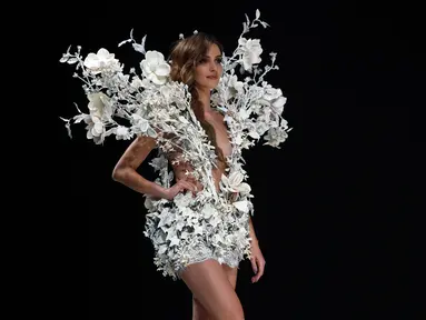 Seorang model menampilkan gaun yang dibuat dari bahan cokelat putih dalam sebuah pameran yang dikombinasikan dengan fashion show di Paris, 27 Oktober 2017. Pameran tersebut bertajuk Salon Du Chocolat. (AP Photo/Thibault Camus)