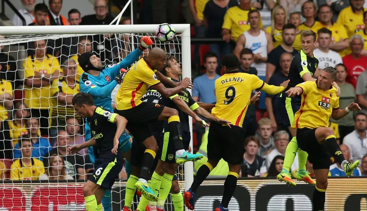 Kiper Arsenal, Petr Cech, berusaha menghalau bola serangan pemain Watford pada laga Premier League 2016-17 di Vicarage Road, Sabtu (27/8/2016). (Action Images via Reuters/Andrew Boyers)