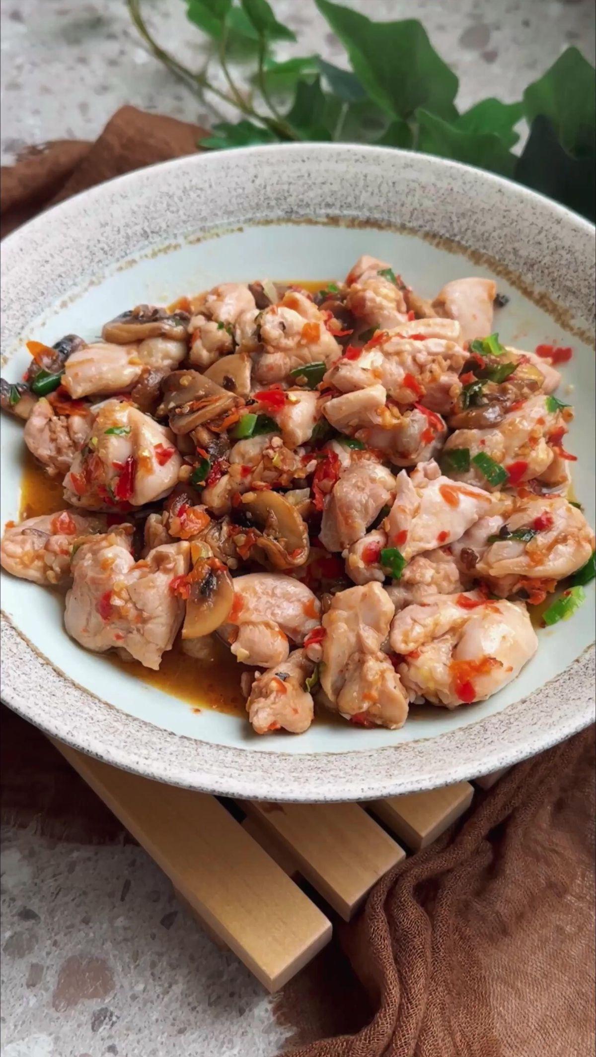 4. Tumis Ayam Jamur Pedas