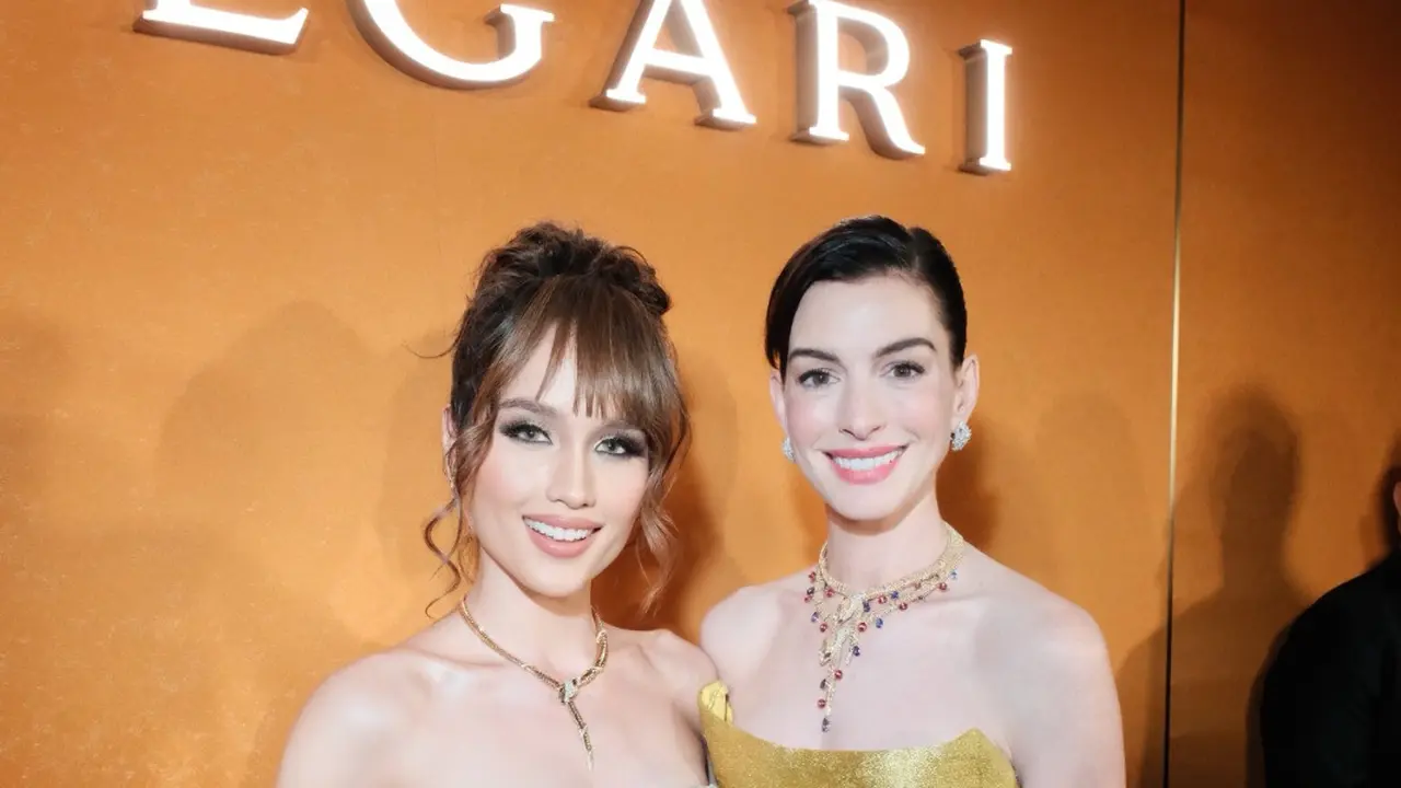 6 Potret Glamor Cinta Laura di Bvlgari Exhibition Shanghai, Momen Anne Hathaway Cium Tangannya Jadi Sorotan