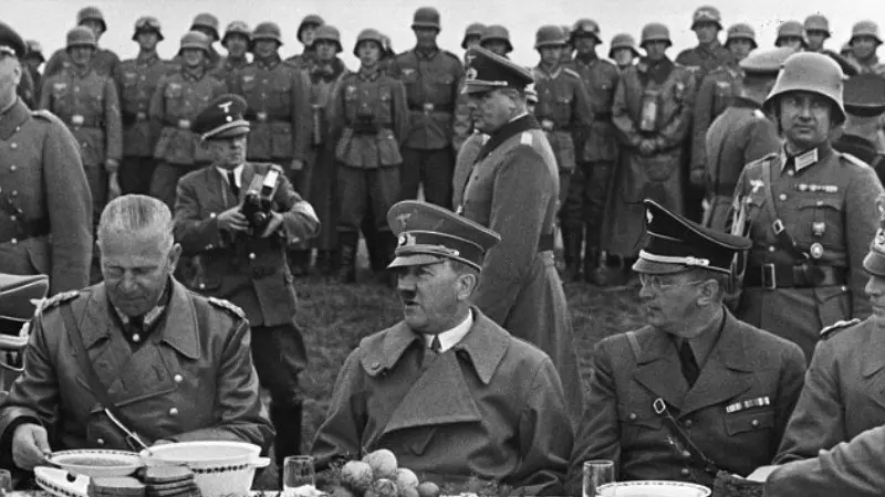 Adolf Hitler bersama para jenderalnya