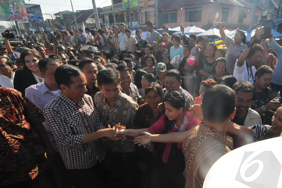  Jokowi Dapat Ulos di Pengungsian Sinabung