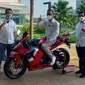 Honda CBR600RR bersama pembeli pertama (Istimewa)