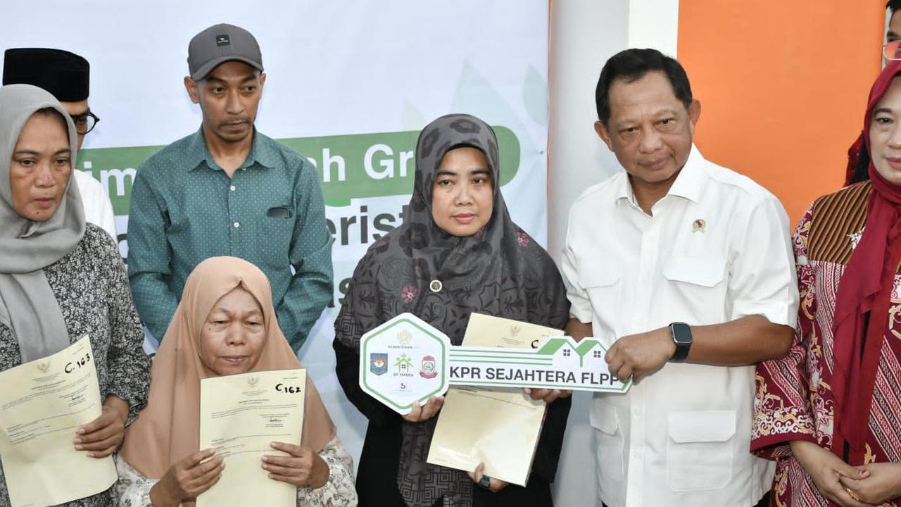 Bentuk Kepedulian Negara, Mendagri Serahkan Bantuan Rumah ke Korban Unjuk Rasa Makassar