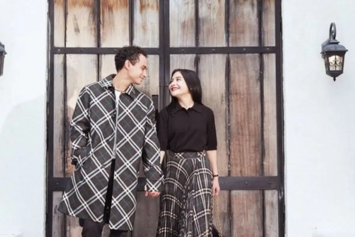Pesona Prilly dan Omara dalam pemotretan terbaru. (credit:instagram.com/prillylatuconsina96/winstong
