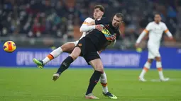 Pemain Inter Milan Edin Dzeko (kanan) berebut bola dengan pemain AS Roma Marash Kumbulla (kiri) pada pertandingan sepak bola Coppa Italia di Stadion San Siro, Milan, Italia, 8 Februari 2022. Inter Milan menang 2-0. (Spada/LaPresse via AP)