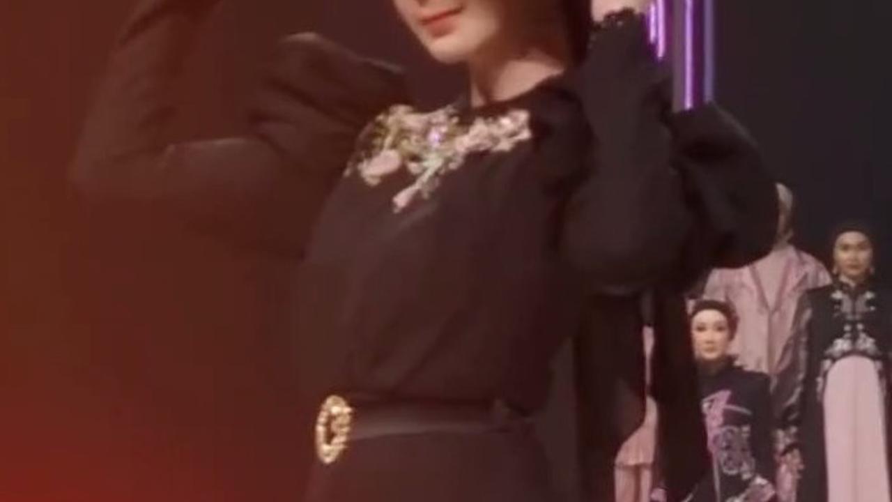 Potret Arumi Bachsin saat Tampil Catwalk