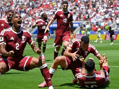Para pemain Qatar merayakan gol ke gawang Swiss pada matchday pertama Grup B Piala Dunia 2026 di Levi's Stadium, Santa Clara, Minggu (14/6/2026) dini hari WIB. (AP Photo/Eakin Howard)
