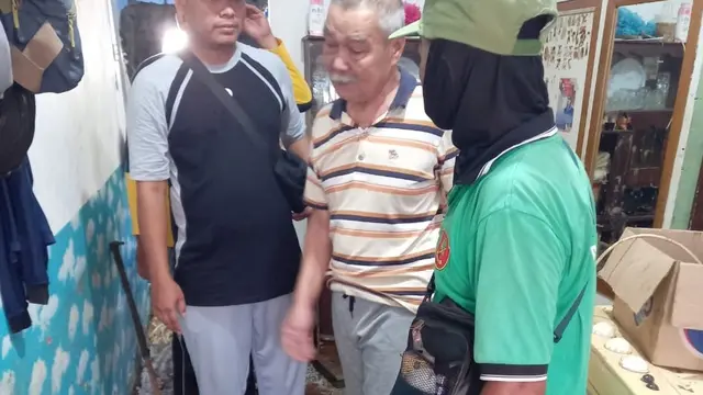 Hujan deras menyebabkan longsor mengenai rumah milik Cecep di RW20, Kelurahan Baktijaya, Kecamatan Sukmajaya, Kota Depok.