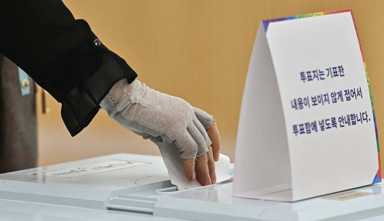 Tempat pemungutan suara resmi dibuka sejak Selasa (3/6/2025) pagi waktu setempat. (ANTHONY WALLACE/AFP)