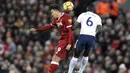 Duel pemain Liverpool, Roberto Firmino (kiri) dan pemain Tottenham, Davinson Sanchez pada lanjutan premier League di Anfield, Liverpool, (4/2/2018). Liverpool bermain imbang 2-2 dengan Tottenham. (AP/Rui Vieira)