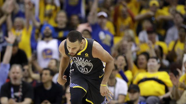 Selebrasi Stephen Curry di gim kedua final NBA